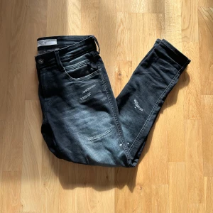 Replay Jeans - Säljer nu dessa feta replay jeans då dom tyvärr inte passade mig || skick: 9/10 || hör av dig vid frågor eller funderingar ||