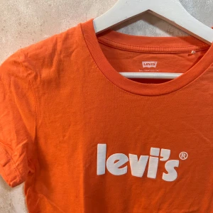 T-shirt Levis  - Ljusorange/korall färgad Levis T-shirt. Aldrig använd 🧡