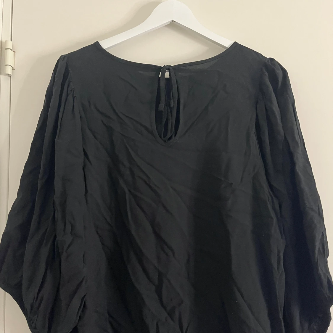 Svart blus med trekvarts armar - 1