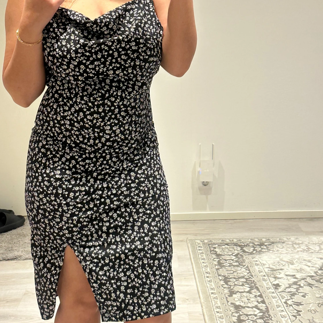 Svart blommig klänning med slits - 1