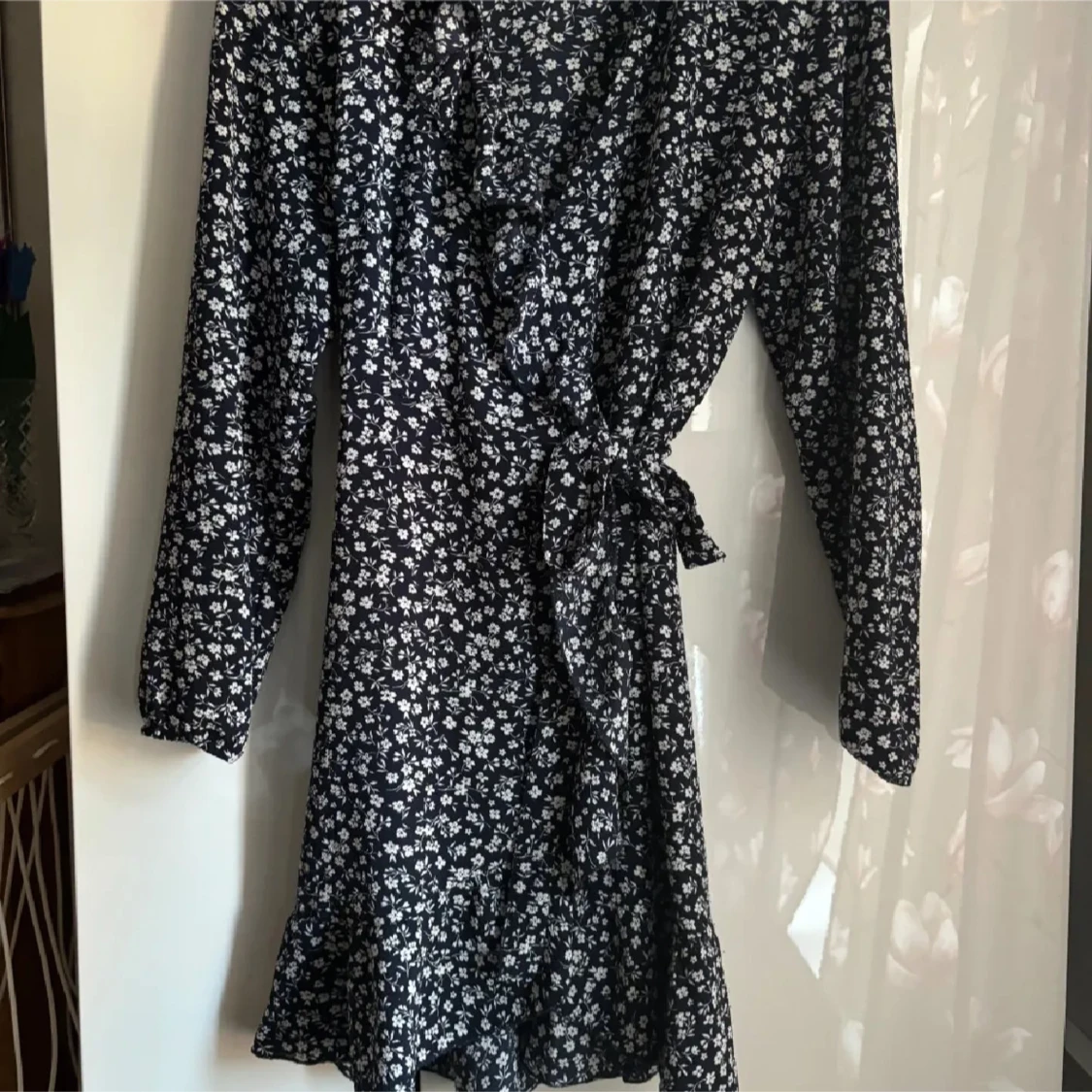 Marinblå blommig omlottklänning med volang