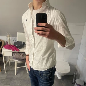 Vit Ralph Lauren skjorta - Klassisk Raffe skjorta!🙌🏻, tvär fet inför sommaren! || Dunder skick || Pris: 350kr || Storlek XS (Själv bär jag S vanligtvis) || Skriv vid minsta lilla fråga!👋 || 𝗖𝗵𝗲𝗰𝗸𝗮 𝗺𝗶𝗻 𝗽𝗿𝗼𝗳𝗶𝗹 𝗳ö𝗿 𝗺𝗲𝗿 𝗳𝗲𝘁𝗮 𝗽𝗹𝗮𝗴𝗴!!