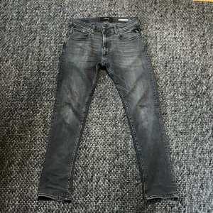 Replay Dave Comfort Fit jeans i grå denim - Säljer dessa riktigt feta replay jeans🤩modellen är Dave comfort! W30L32! För frågor eller funderingar skriv pm!