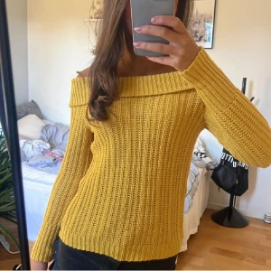 Gul ribbad offshoulder stickad tröja - Säljer en snygg gul stickad tröja med ribbad struktur och offshoulder-modell. I storlek xs💞💞