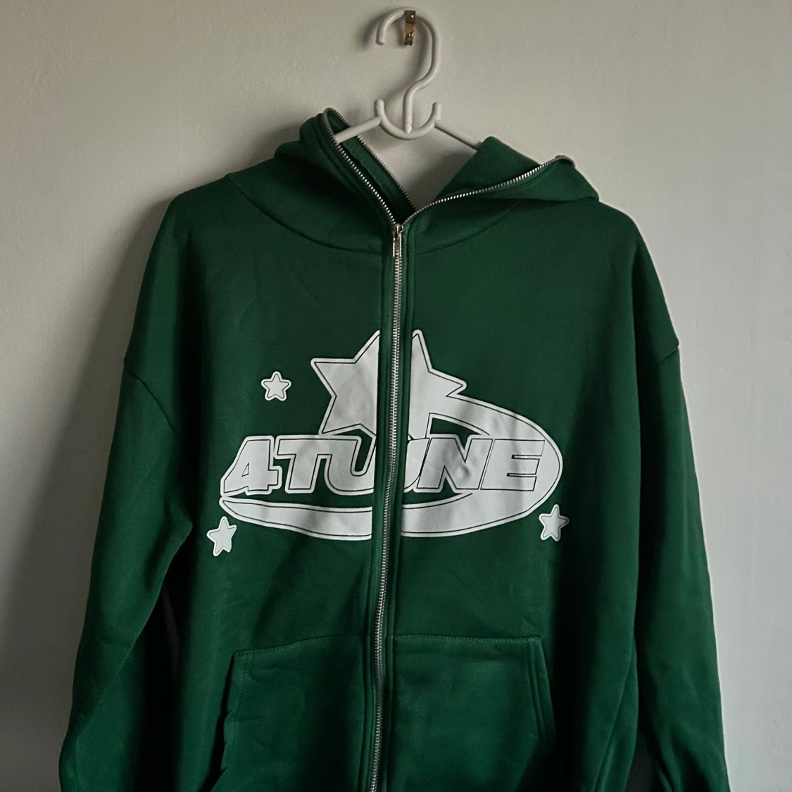 Grön hoodie med tryck från 4tune