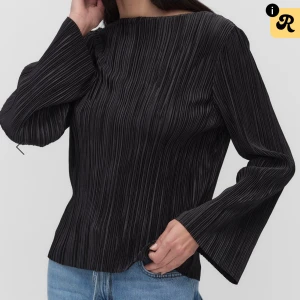 Svart plisserad topp från Monki - Säljer en svart långärmad topp från Mq med plisserat tyg och rak passform.  Använd få ggr