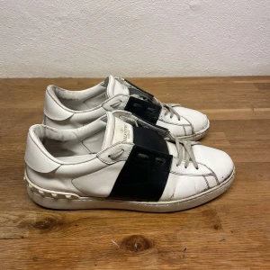 Valentino - 👟 Valentino Sneakers - Storlek 45 👟  *   Skick: Överlag bra skick, förutom sulan. *   Storlek: 45 *   Beskrivning: Säljer ett par Valentino sneakers. Små hål och lite lim på framsidan, men allt håller bra. *   Äkthet: 100% äkta. *   Inkluderar: Kvittot och små tillbehör ingår. *   Frakt: Snabb frakt!