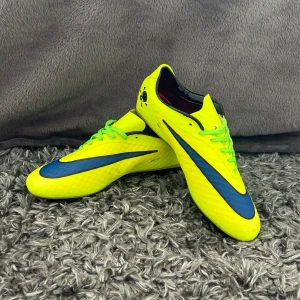 Nike hypervenom  - Säljer nu dessa nästan helt nya Nike hypervenoms då de är använda fåtal träningar. Det är storlek 42 och de är mycket eftertraktade då de inte säljs längre. Priset går att diskuteras 