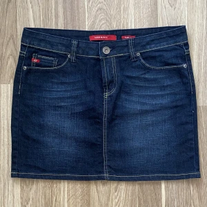 Jeans kjol - Supersöt minikjol från miss sixty. Midjebredd: 43cm. Höjd: 38cm. Jag är ca 169cm och brukar ha storlek 38/M för referens. Skriv vid fler funderingar! . Använd köp nu🙌