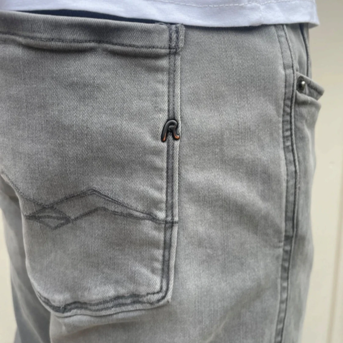Grå jeansbyxor från Replay - 1