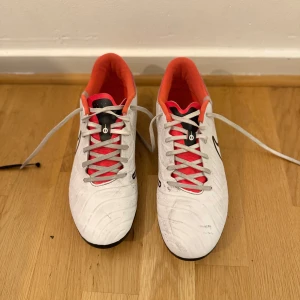 Vita nike tiempos fotbollsskor strl 44  - Säljer ett par vita Nike tiempos. Lite använda och fint skick