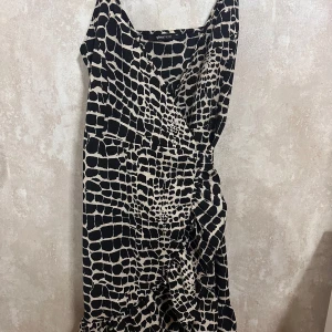 Omlottklänning  - Snygg omlottklänning från Gina Tricot. Klänningen har knytband i midjan och volangdetalj nertill. Toppen till sommaren 💛