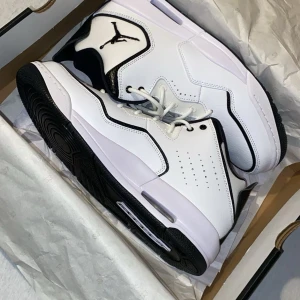 Jordan courtside 23 - Säljer ett par fräscha vita Air Jordan sneakers med svarta detaljer och klassisk Jumpman-logga på plösen. Skorna har snörning, rund tå och platt sula. Perfekta för dig som gillar streetwear och vill ha en stilren look. Köpta i ny pris för runt 1700 och aldrig använda helt nya med original förpackning