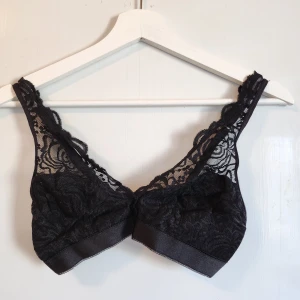 Svart spets-bh från Twilfit - Säljer en svart bh från Twilfit i storlek S. Bh:n är i spets med fina blommönster och har bred resår nedtill. Axelbanden är justerbara och modellen är utan bygel för extra komfort. Använd några gånger men i fint skick. 