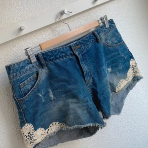 Jeansshorts med spetsdetaljer  - Blå jeansshorts från Vero Moda med spetsdetaljer ⭐️
