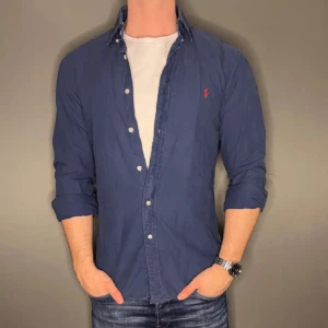 Marinblå Ralph lauren skjorta - Hej säljer nu min fina Ralph lauren skjorta i storlek S. Den är i bra skick och kommer vara otroligt snygg nu i vår och framåt sommaren. Nypris cirka 1600kr! Vi kommer att sälja liknande produkter nu i vår och närmare sommar så glöm inte följa profilen!🌊🍾