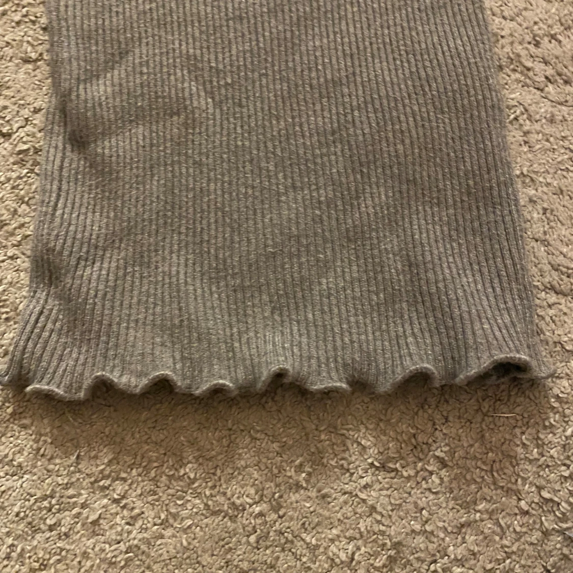 Grå ribbad långärmad klänning från FB Sister - 4