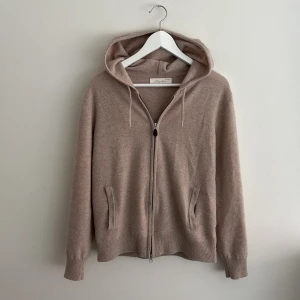 100% Kashmir zip hoodie - En skit fet zip hoodie som är i 100% Kashmir. Den är i princip helt ny använd Max 3 gånger. Priset är endast 799 först till kvarn 🙌🏻 Storlek xs passar s