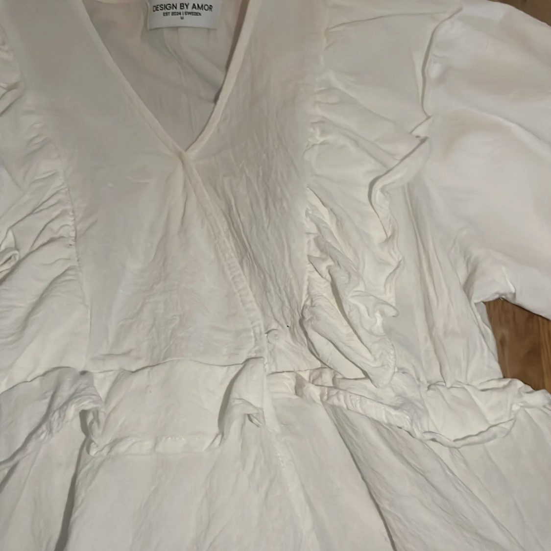 Vit blus med volang från Design by Amor - 2