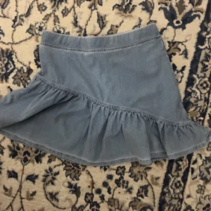 Volang kjol  - Säljer nu denna volangkjol från hm säljer pg av att den är för liten för mig. Perfekt till sommaren🎀Pris kan absolut diskuteras💘storleken är 122/128 i barn men passade mig förra sommaren när jag hade XS/S 