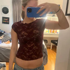 Spetstopp - Fin spets topp från Gina tricot🌸 har hål (bild 3) men inte märkvärdigt vid användning🌸storlek S