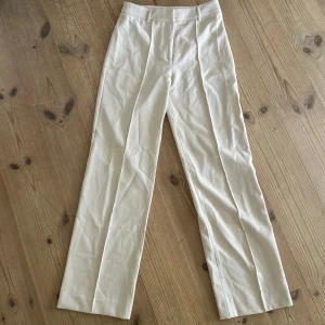 Beige kostymbyxor från Madlady - Säljer dessa snygga oanvända beige kostymbyxor från Madlady med raka ben och pressveck!🌸 Byxorna har hög midja och klassisk passform, perfekta för en stilren look. Modellen är enkel utan synliga detaljer och är tillverkad i ett mjukt material.🎀