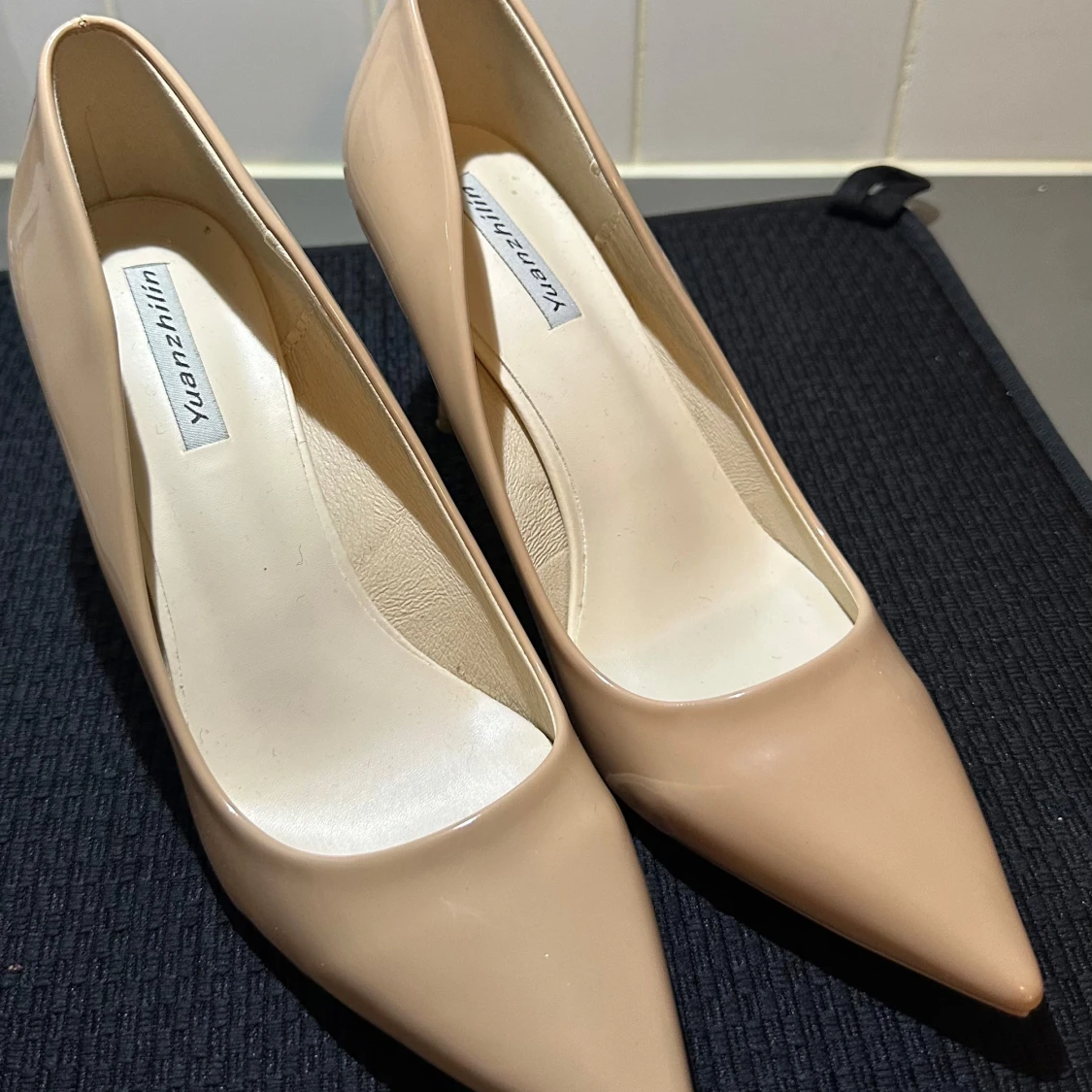 Beige pumps med spetsig tå från Yuanzhilin