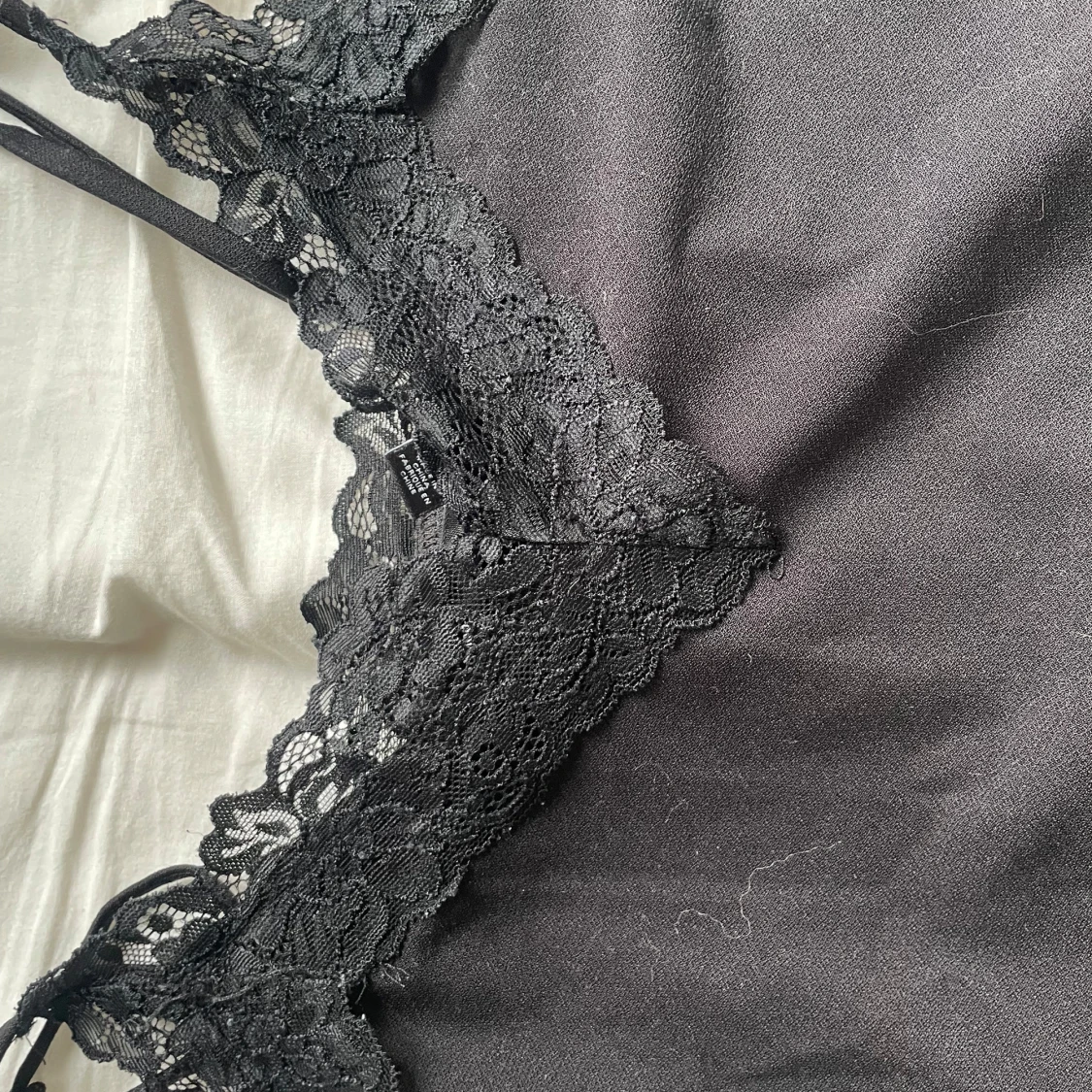 Svart spetslinne med smala axelband - 1