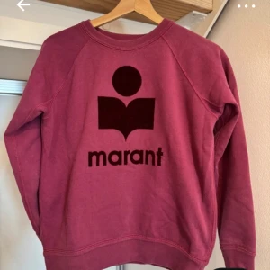 Isabel marant tröja - Intressekoll!!!! På min fina isabel marant tröja, jätte bra skick! Och fin till sommaren, tröjan är en blandning mellan vinröd och lila ungefär. Passar en 34-36