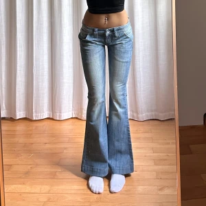 Lågmidjade bootcut jeans - Vintage från House jeans med fjärilar på bakfickorna🦋midja 38 innerben 77 jae 165