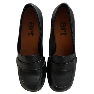 Läderloafers från ART - Svarta slip-on läderloafer klackar med fyrkantig tå och blockklack 🤍* liten missfärgning längst bak på en sko (se sista bilden), märks inte så mycket! Klackhöjd: 5.3 cm. Ingen bild på tyvärr 