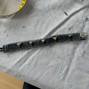 Jeansarmband  - Super snyggt jeans armband med nitar!! 🔥🔥
