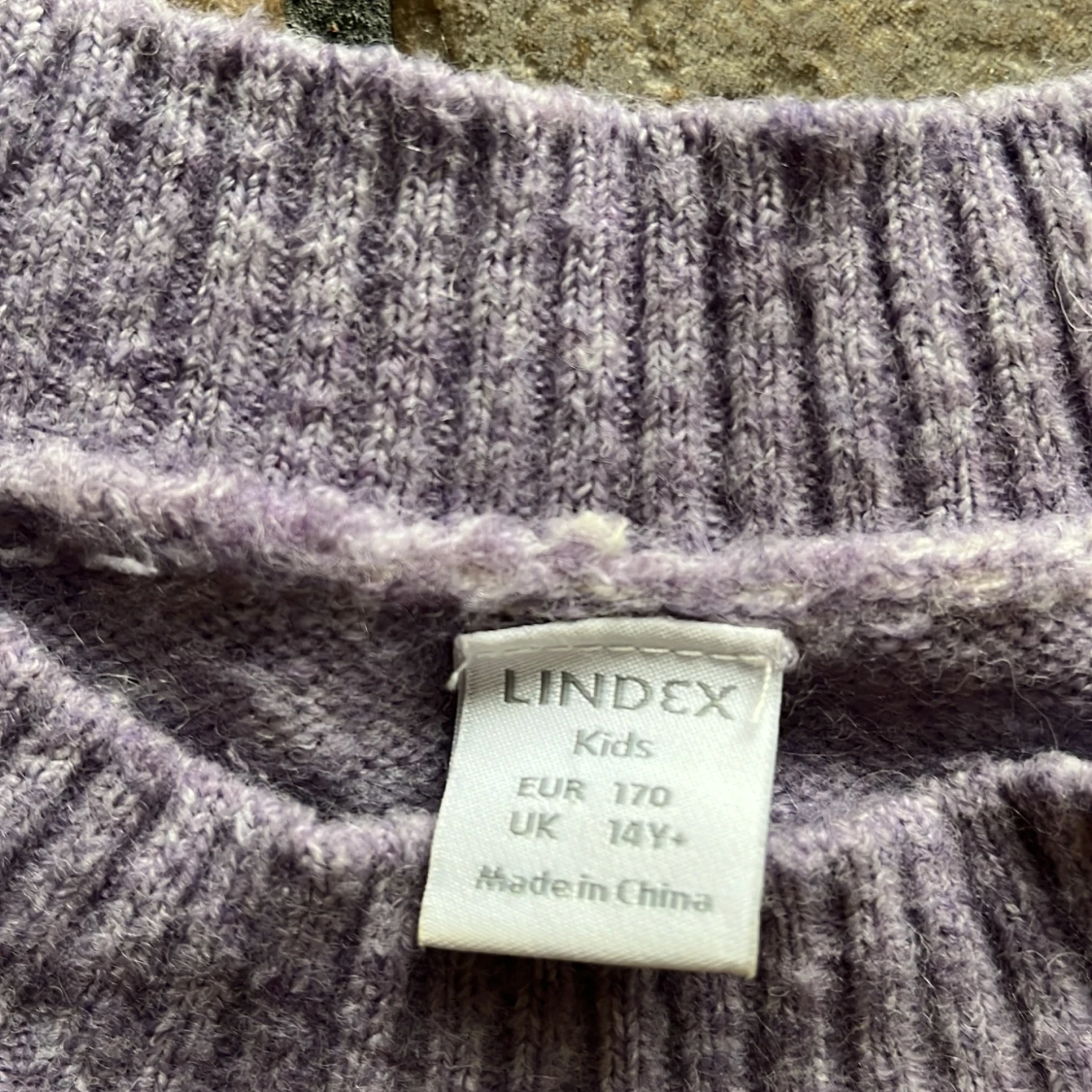 Lila och vit rutig stickad tröja från Lindex - 1