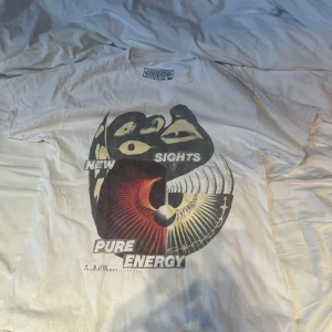 Travis Scott graphic tee Merch 2023 lollapalooza  - Jag säljer denna sjukt unika och coola Travis Scott graphic T-shirten, merchen är köpt på hans konsert på lollapalooza, gärdet år 2023. Storlek M. Skriv med frågor !