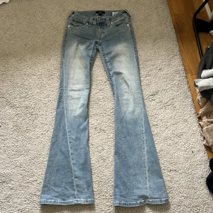 True religon jeans  - Säljer mina älskade true religon jeans eftersom att jag inte använder dom, super fint skick förutom pytte lite smutsiga längst ner men de gör bort i tvätten🥰använda ca 5ggr, priset går att diskutera 