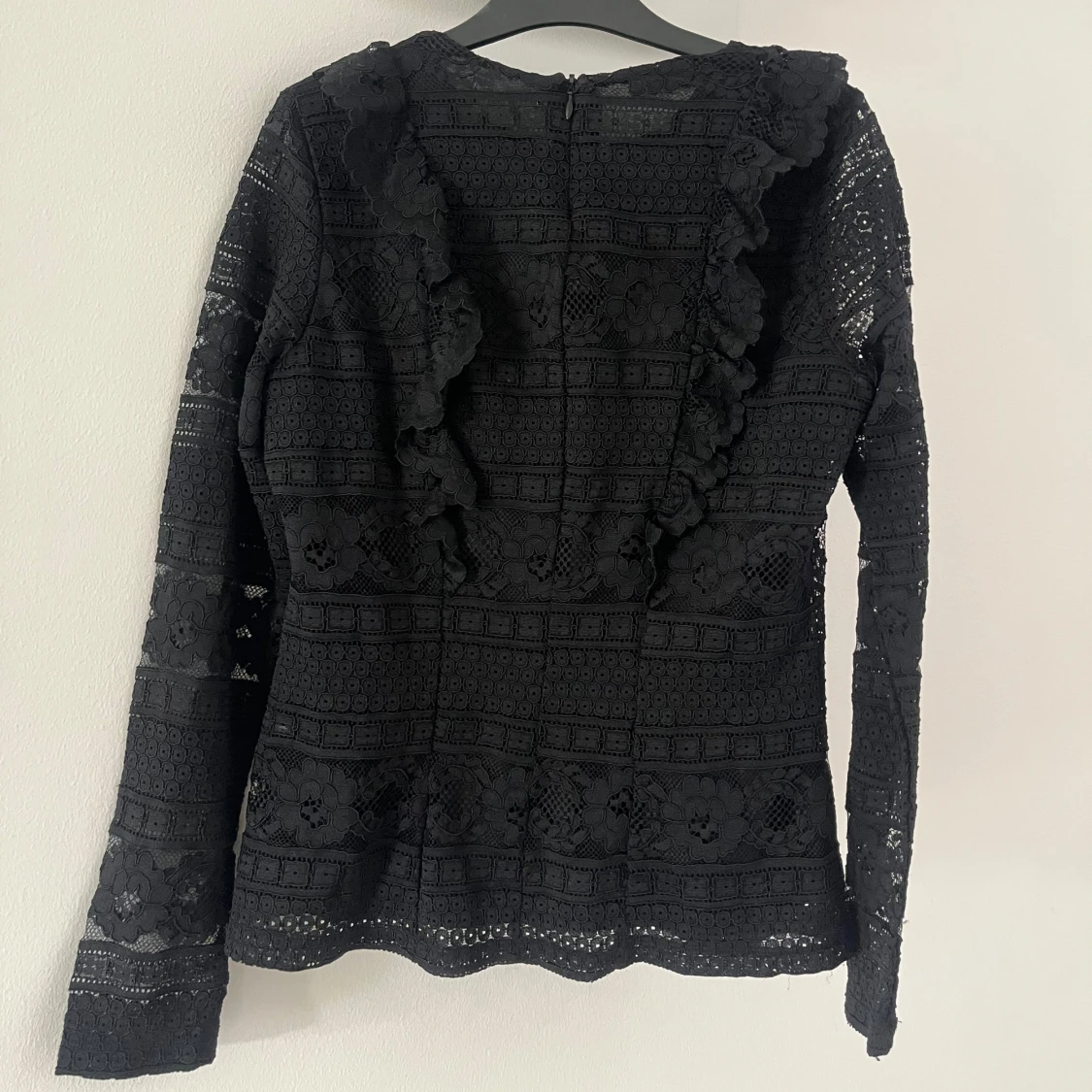 Svart spetsblus med volangdetaljer - 2