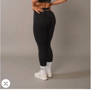 Performance Seamless Scrunch Tights - Svarta tights från GTECH. Perfekta för träning och har en stilren design utan synliga detaljer. Materialet är stretchigt och bekvämt.☺️Storlek XS men passar mig som vanligtvis har storlek S🫶🏽