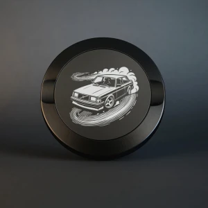 Metall Snusdosa - Volvo 240 - Denna stilrena snusdosa i matt svart metall är både praktisk och elegant. Med två fack för nytt och använt snus samt en robust konstruktion är den perfekt för alla tillfällen. Den kompakta storleken gör den lätt att bära, och den lasergraverade designen ger en personlig touch.