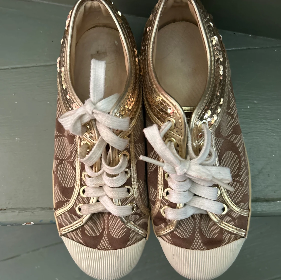 Bruna sneakers med guldiga detaljer från Coach - 1