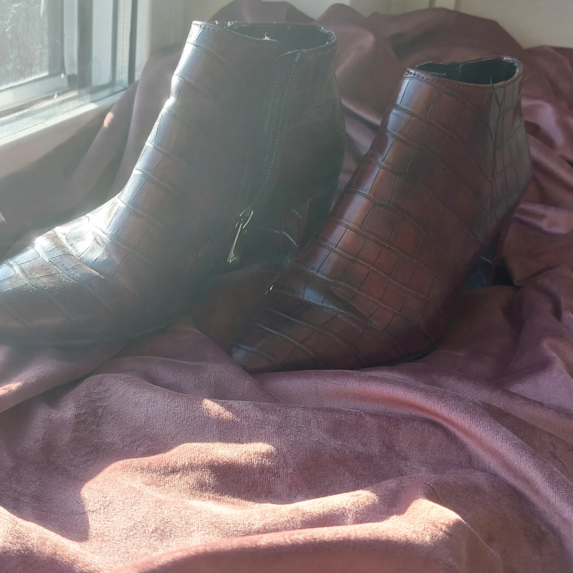 Vinröda boots med krokodilmönster - 1