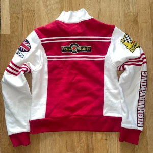 Hoodie  - Snygg Ferrari hoodie/ tröja med coola märken. Bra skick.