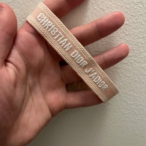 Rosa christian dior armband - Säljer detta fina dior armband som passar alla då den aldrig är till användning. Bra pris och kan såklart diskuteras vid snabbäffar.