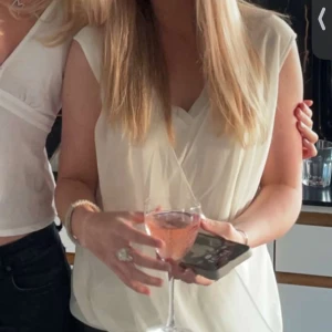 Fin sommarblus  - Jätte fin och bekväm sommarblus i väldigt bra skick🤍🤍Passar stl xs och s