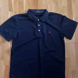 2-pack Polo Ralph Lauren pikétröjor - Säljer två klassiska pikétröjor från Polo Ralph Lauren, om man ska köpa får man köpa båda, är i bra pris, kontakta innan köp.