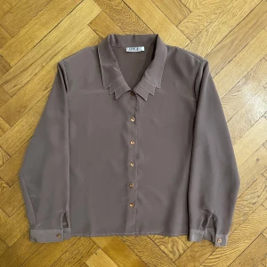 Vintage Lady Chic brown blouse, 52 (XXL) - Vintage Lady Chic brown blouse,                                             Size 52 (XXL)                                               Measurements:                                                      Shoulders 48cm Sleeves 58cm Armpits 58cm Length 60cm 