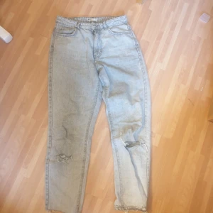 Ljusgrå jeans från gina perfect jeans - Säljer ett par ljusgrå jeans från gina perfect jeans i storlek 36. Jeansen har raka ben, klassisk femficksdesign och slitna detaljer vid knäna för en cool look. Perfekta för dig som gillar en avslappnad och trendig stil.