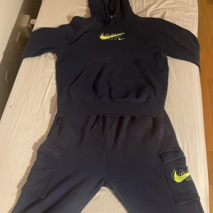 Mörkblå Nike tracksuit med AIR-logga - Säljer en mörkblå hoodie och mörkblåa byxor från Nike.