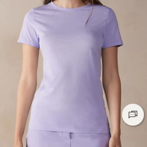 Intimissimi t-shirt  - Den populära Intimissimi t-shirten i lila. Lappen är inte kvar. 