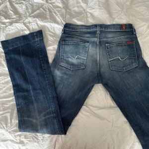 7 for all mankind jeans, bootcut - Jättesnygga boocut jeans från 7 for all mankind jeans, lågmidjade!! Finns ingen utmärkt storlek, men passar mig som brukar ha storlek 36/34 i jeans. Köpa secondhand för 800kr 💙💙💙
