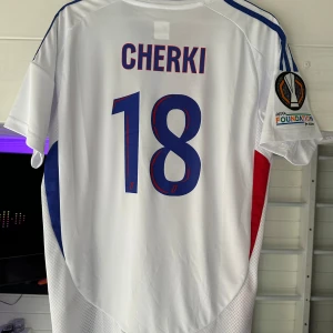  Cherki Lyon fotbollströja  - 24/25 Lyon hemmaställ. Storlek M men kan också passa S